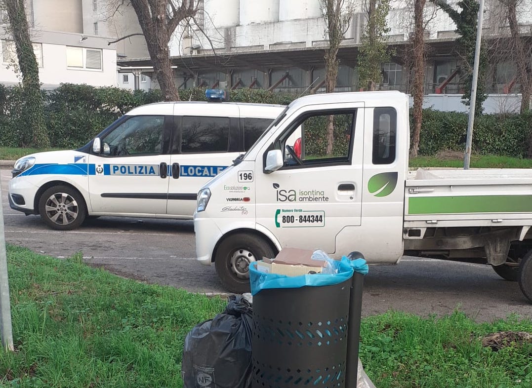 Monfalcone, rifiuti abbandonati in strada: scattano quattro sanzioni